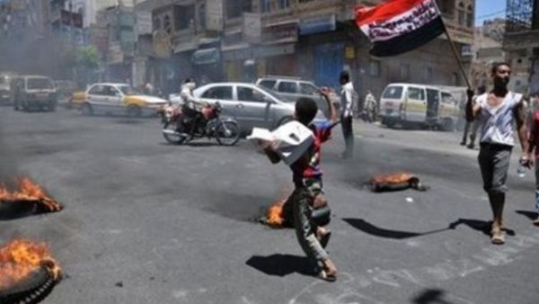 متظاهرون يحرقون اطارات السيارات في احد شوارع مدينة تعز