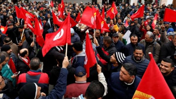 يتجاوز عدد الموظفين الحكوميين في تونس 650 ألف موظف