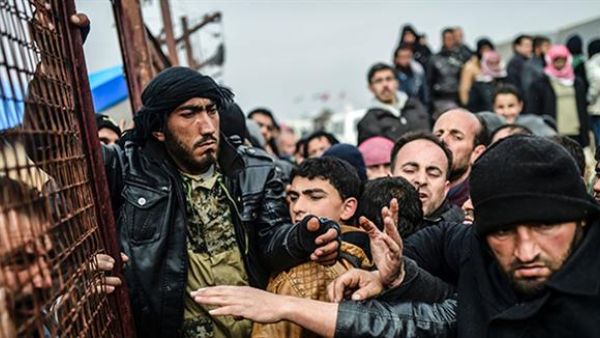 About 30,000 refugees are currently massed along the Turkish border town of Oncupinar.  (AFP)