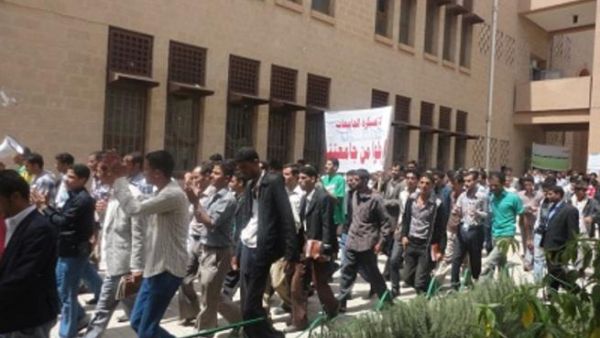 حمل الطلاب لفتات كتب عليها "جامعتنا جامعة تعليم عالي لا تعليم السلاح الالي"