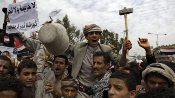 يمنيون في تظاهرة ضد الرئيس علي عبدالله صالح في صنعاء

