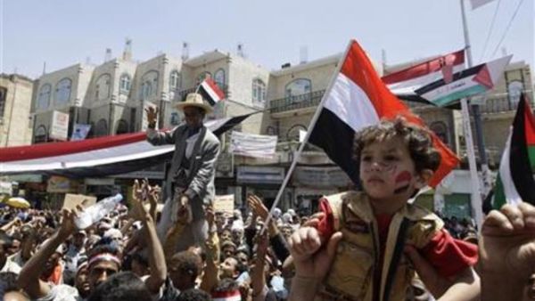 متظاهرون يطالبون برحيل الرئيس علي عبدالله صالح في صنعاء يوم الخميس
