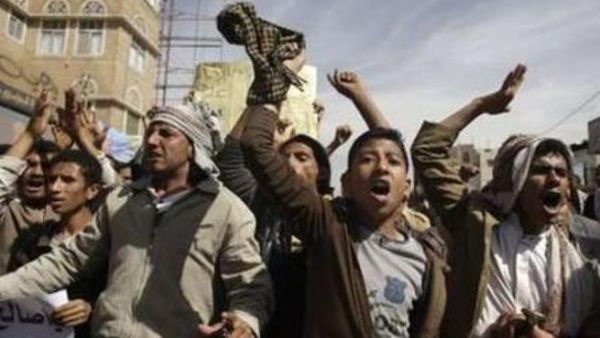 متظاهرون يهتفون بشعارات مناهضة للنظام خارج جامعة صنعاء