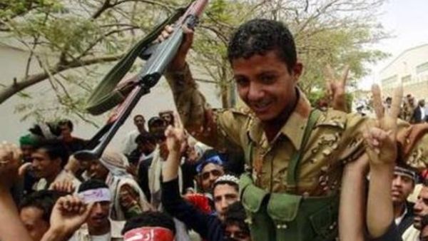 متظاهرون يحملون جنديا يمنيا اعلن انضمامه اليهم