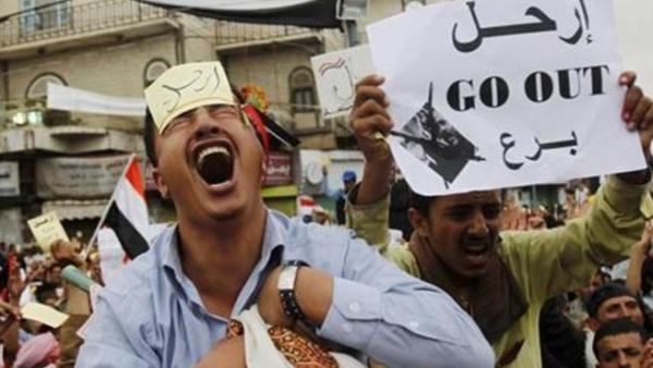 محتجون مناهضون للحكومة يطالبون برحيل الرئيس اليمني علي عبد الله صالح في احتجاج في صنعاء يوم الجمعة