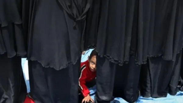 طفل يمني بين نساء يشاركن في التظاهرات ضد النظام في اليمن في 15 اذار/مارس
