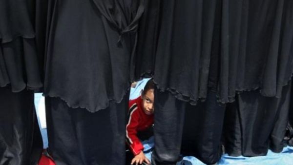 طفل يمني بين نساء يشاركن في التظاهرات ضد النظام في اليمن في 15 اذار/مارس
