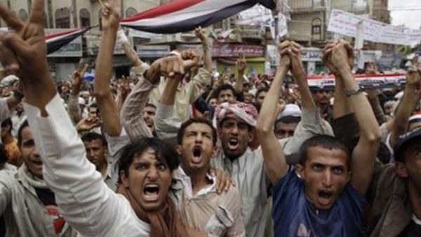 محتجون يرددون هتافات اثناء تجمع يطالب بتنحي الرئيس صالح في صنعاء يوم الاحد
