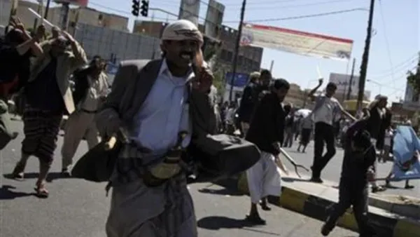 موالون للحكومة في اليمن يطاردون محتجين في صنعاء
