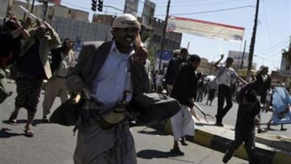 موالون للحكومة في اليمن يطاردون محتجين في صنعاء
