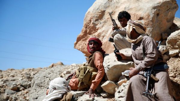 Yemeni tribesmen from the Popular Resistance Committees, forces loyal to Yemen's Saudi-backed President, hold a position during a fight against Shiite Houthi rebels on February 10, 2016 west of Maarib city. (AFP/Abdullah al-Qadry)