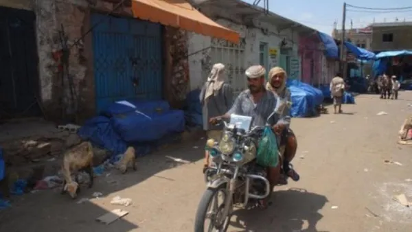 يمنيان يستقلان دراجة نارية في صنعاء 
