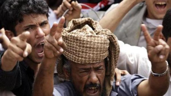 محتجون يمنيون مناهضون للحكومة يرددون هتافات خارج جامعة صنعاء
