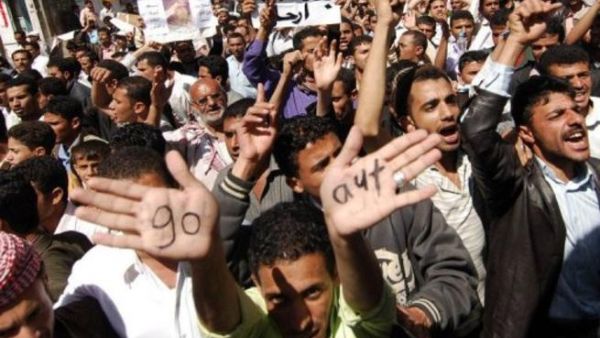 متظاهرون يمنيون يطالبون بتنحي الرئيس علي عبدالله صالح في صنعاء
