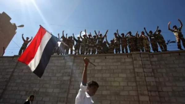 جنود يمنيون يرفعون التحية للمتظاهرين 