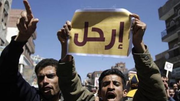محتجون يمنيون يطالبون برحيل الرئيس اليمني علي عبد الله صالح اثناء مظاهرة في صنعاء يوم الثلاثاء

