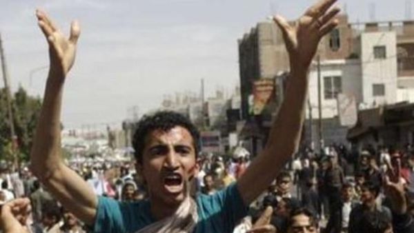 متظاهرون خارج جامعة صنعاء