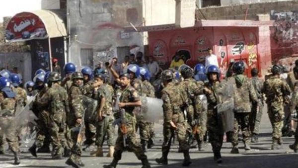 شرطة مكافحة الشغب تتجمع اثناء اشتباكات مع محتجين في مدينة تعز اليمنية الجنوبية 
