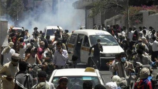 متظاهرون اثناء مسيرة في تعز