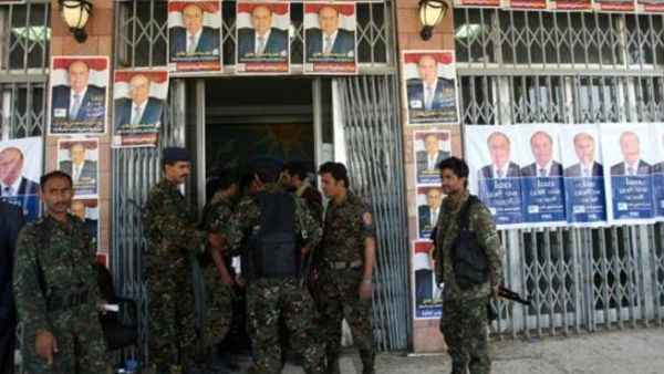 جنود يمنيون يحرسون أحد مراكز الإقتراع للإنتخابات الرئاسية