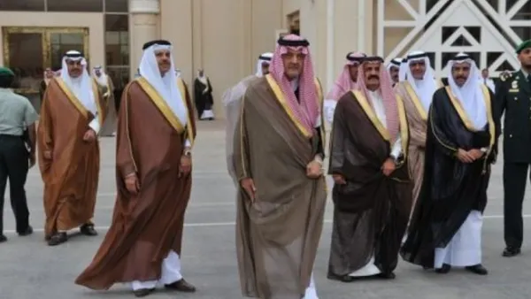 وصول وزير الخارجية السعودي الامير سعود الفيصل (وسط) الى اجتماع وزراء خارجية مجلس التعاون الخليجي في الرياض
