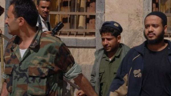 عناصر من الجيش يقتادون معتقلا من القاعدة