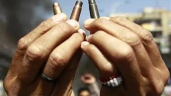متظاهر يمني يعرض على الصحفيين فوارغ طلقات رصاص أثناء احتجاج في تعز يوم الأربعاء للمطالبة بتنحي الرئيس علي عبد الله صالح. 
