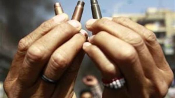 متظاهر يمني يعرض على الصحفيين فوارغ طلقات رصاص أثناء احتجاج في تعز يوم الأربعاء للمطالبة بتنحي الرئيس علي عبد الله صالح. 
