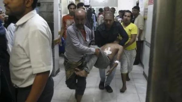 سكان ينقلون مصابا جراء قصف لمستشفى في تعز 
