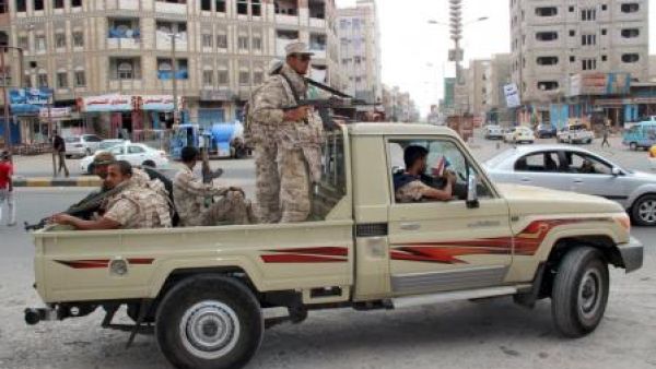 جنود من الجيش اليمني أثناء دورية في مدينة عدن
