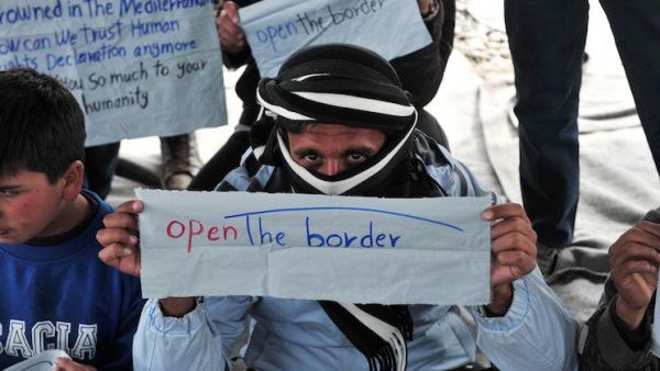 اليونان تعتقل ستة أشخاص لتزويرهم وثائق لطالبي اللجوء
