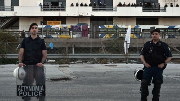 نقل الشرطي للمستشفى للعلاج وفرض طوق أمني حول المنطقة