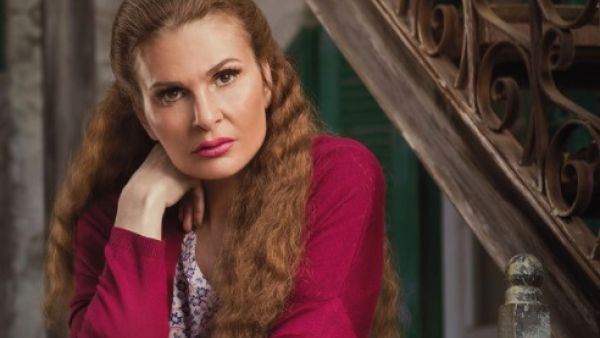 الفنانة يسرا