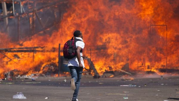 زيمبابوي: إغلاق متاجر في العاصمة هراري ودعوات للهدوء غداة مقتل ثلاثة متظاهرين
