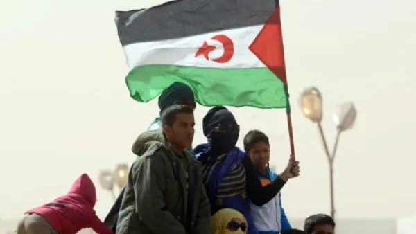 صحراويون يحملون علم البوليساريو خلال احياء الذكرى الاربعين لاعلان الجمهورية الصحراوية الديمقراطية
