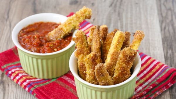 أصابع الكوسا المقلية مع صوص المارينارا