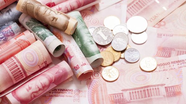 China is selling US dollars to bolster Yuan