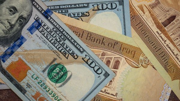 Iraqis banned from trading in US dollar