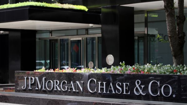 JPMorgan takes the lead with nearly $2t in deposit