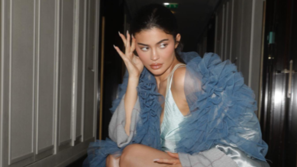 Kylie poses nude in the shower