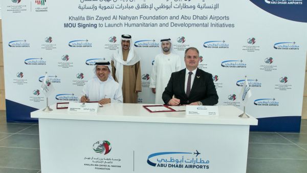 مؤسسة خليفة الإنسانية ومطارات أبوظبي توقعان اتفاقية للتعاون المشترك
