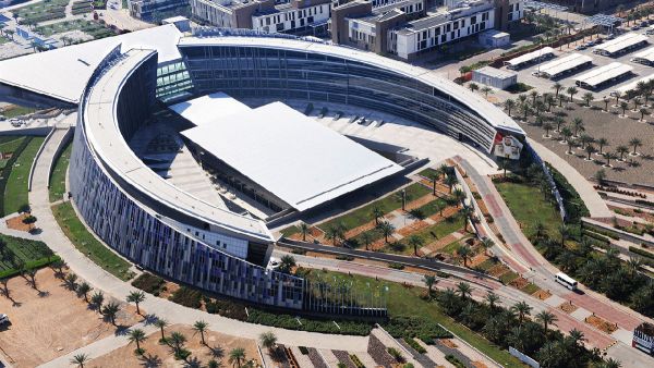 جامعة الإمارات تحتفل بتخريج الدفعة 41 يوم 8 يونيو الجارى
