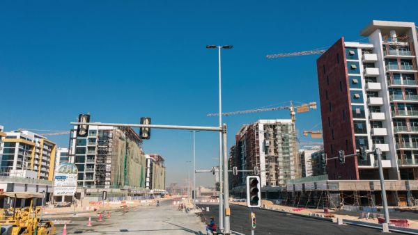 Two new intersections have already been finalised, comprising 10 vertical-, 6 pedestrian- and 6 high L-shaped signals. Infrastructure at Azizi Developments’ Riviera Is Nearing Completion