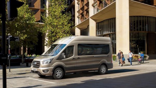 فورد ترانزيت متوفرة الآن بناقل حركة من عشر سرعات لأداء أعلى وكفاءة أفضل