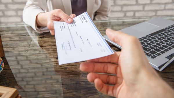 ارتفاع وتيرة نشاط قطاع الصرافة والحوالات في الدولة خلال العام 2021 وذلك بدعم من بعض الأنشطة التي سيجري تنظيمها في الإمارات الإمارات: نمو قطاع الصرافة والحوالات في خلال شهرين بنسبة 5 إلى 10%