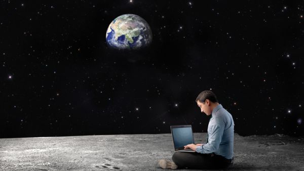 ويتوقع أن تنقل الأجهزة إلى بحر الأزمات القمري حيث ستجري دراسة ظروف سطح القمر وموارده تمهيدا لوصول رواد الفضاء إلى تلك المنطقة القمرية. ناسا توقع اتفاقية مع شركة أمريكية لقل أجهزة علمية إلى القمر