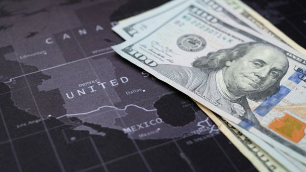 أسعار النفط تنخفض بعد يومين من المكاسب بسبب نقص إمدادات