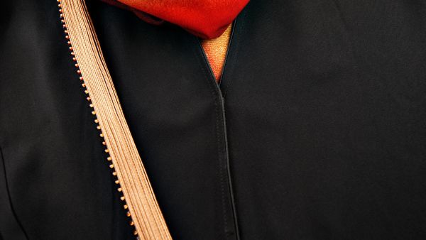 A man dresses up in a woman's abaya (Shutterstock)