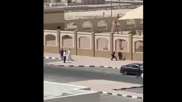 كويتي يعتدي بوحشية على امرأة في الشارع العام