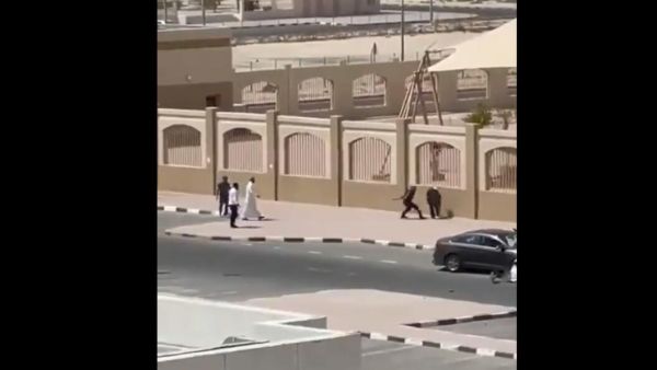 كويتي يعتدي بوحشية على امرأة في الشارع العام